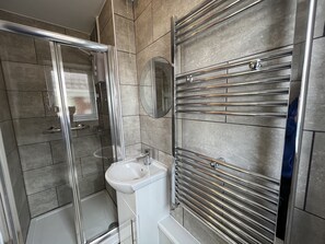 Bathroom - 3 Bedroom Bungalow Moelfre- Private Garden,parking (Moelfre)