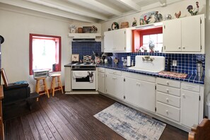 House, 5 Bedrooms | Private kitchen | Fridge, oven, coffee/tea maker - Stein Haus Ranch 4 Bedroom Home by RedAwning (Castell)