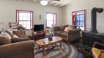 House, 5 Bedrooms | Living area