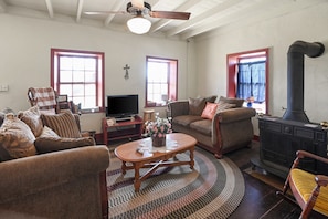 House, 5 Bedrooms | Living area