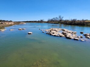A river with clear water and scattered rocks. - Stein Haus Ranch 4 Bedroom Home by RedAwning (Castell)