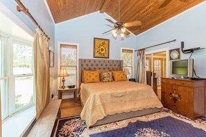 Cottage, 5 Bedrooms - Fischer 3 Bedroom Farmhouse by RedAwning (Fredericksburg)