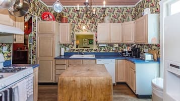 Cottage, 5 Bedrooms | Private kitchen | Fridge, oven, coffee/tea maker, toaster