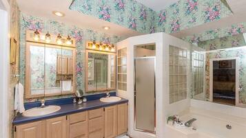 Cottage, 5 Bedrooms | Bathroom | Towels, shampoo