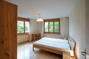 2 bedrooms, desk, iron/ironing board, free WiFi