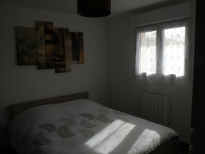 1 chambre, fer et planche à repasser, draps fournis