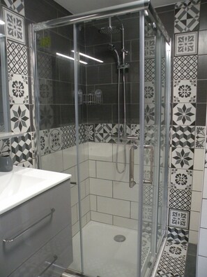 Douche, sèche-cheveux, serviettes fournies, savon