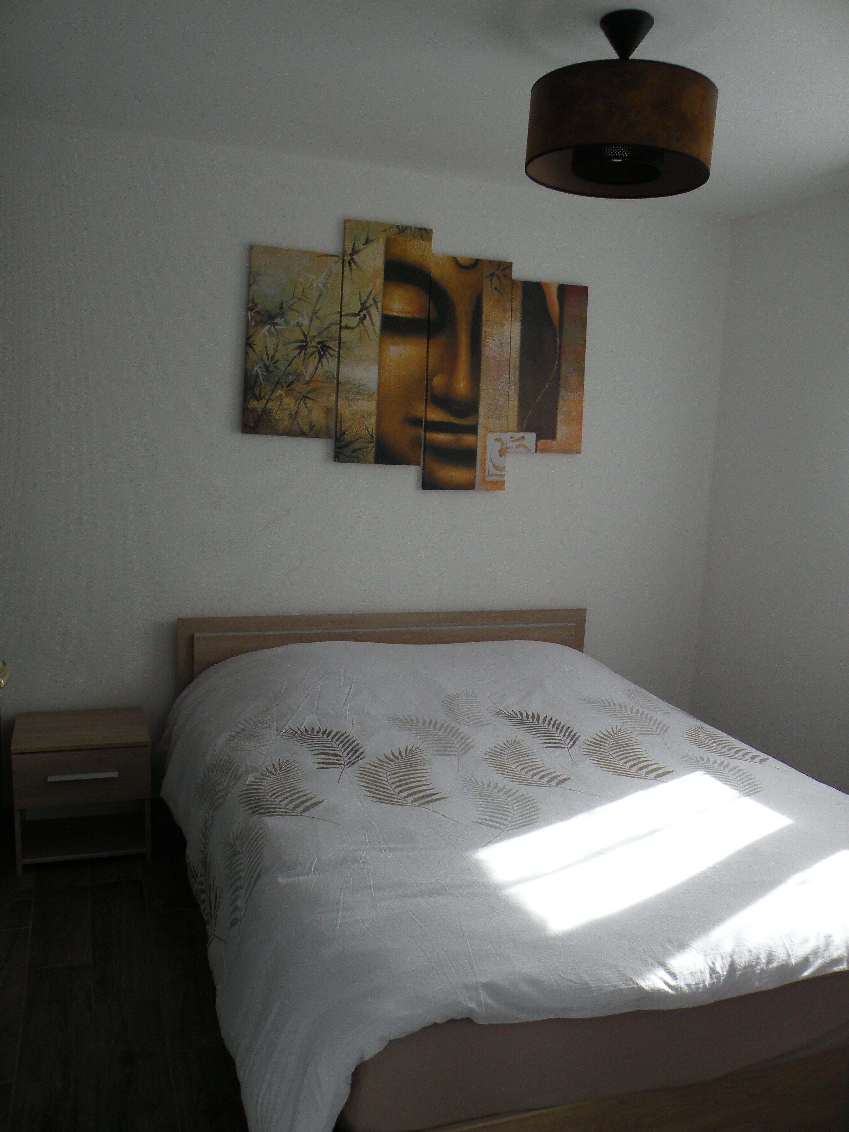 1 habitación, tabla de planchar con plancha y ropa de cama 