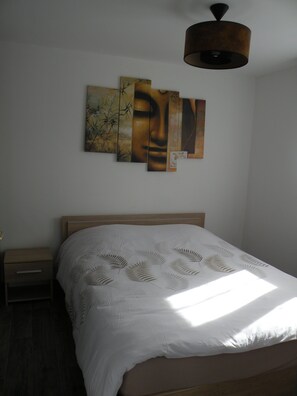 1 室のベッドルーム、アイロン / アイロン台、ベッドシーツ