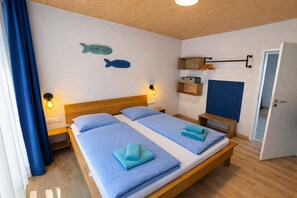 2 bedrooms, travel cot, free WiFi, bed sheets