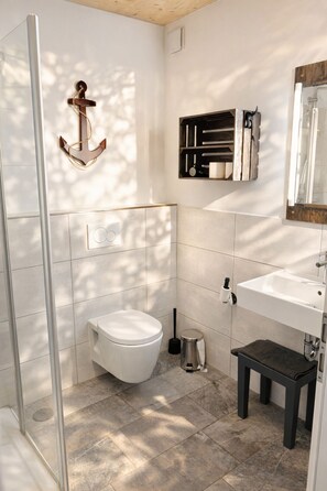 Dusche, Haartrockner, Handtücher, Toilettenpapier