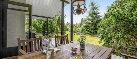 تناول الطعام بالخارج