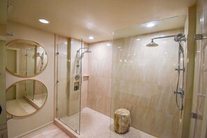Bruser, hårtørrer, håndklæder, Shampoo