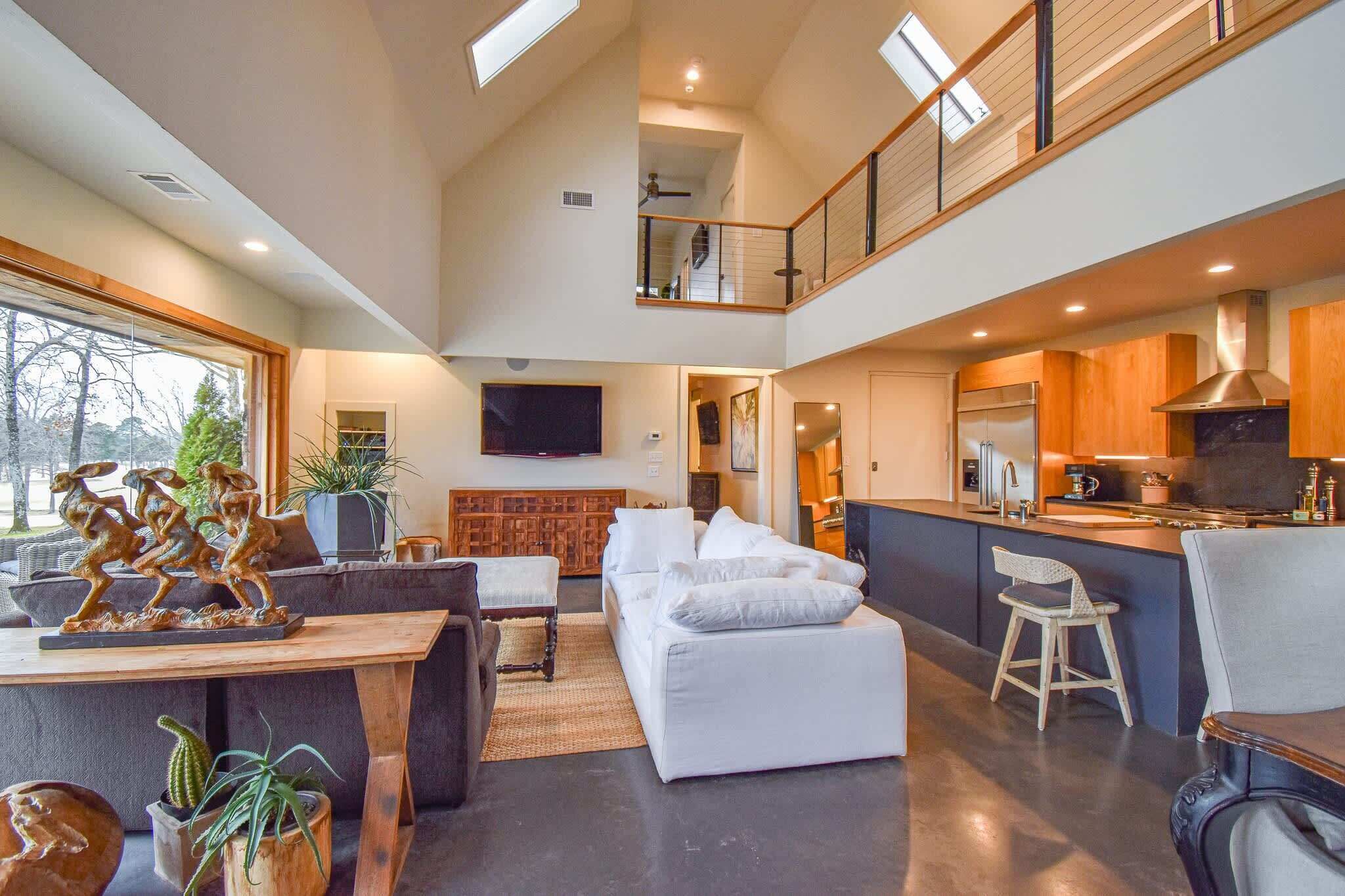 Télévision, cheminée, espaces bureaux