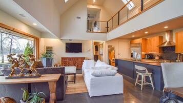 Télévision, cheminée, espaces bureaux