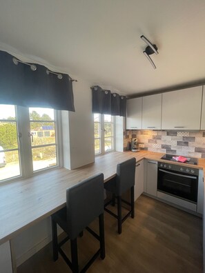 Réfrigérateur, micro-ondes, plaque de cuisson, lave-vaisselle