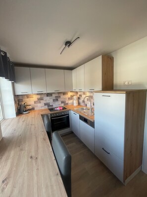 Fridge, microwave, stovetop, dishwasher - Vacation apartment "Haus Tarje" Your family vacation in the heart of the island of Amrum (Nebel / Amrum)