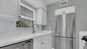 Private kitchen - BEACH BREEZE - Olde Naples Condo Steps to the Beach! (Naples)