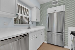 Cafetera y tetera, refrigerador, microondas y horno