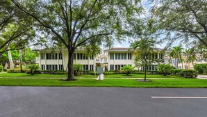 Exterior - BEACH BREEZE - Olde Naples Condo Steps to the Beach! (Naples)