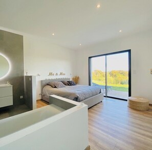 2 slaapkamers, een strijkplank/strijkijzer, wifi, beddengoed