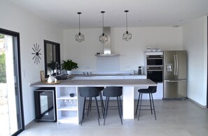 Fridge, microwave, oven, stovetop - Exceptional villa with pool Porto Vecchio (Porto-Vecchio)