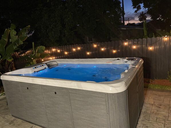 Uma banheira de hidromassagem em ambiente externo ao entardecer.