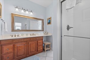 Combined shower/tub, towels