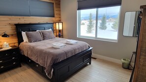5 bedrooms, iron/ironing board, free WiFi, bed sheets