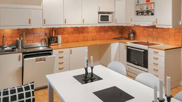 Fridge, oven, stovetop, dishwasher