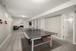 Game room - Post Falls Retreat  I  Beautiful Family Home! (Post Falls)