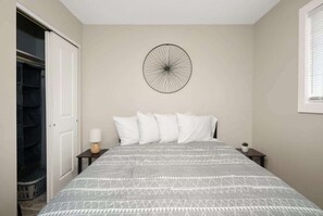 5 bedrooms, desk, travel crib, WiFi