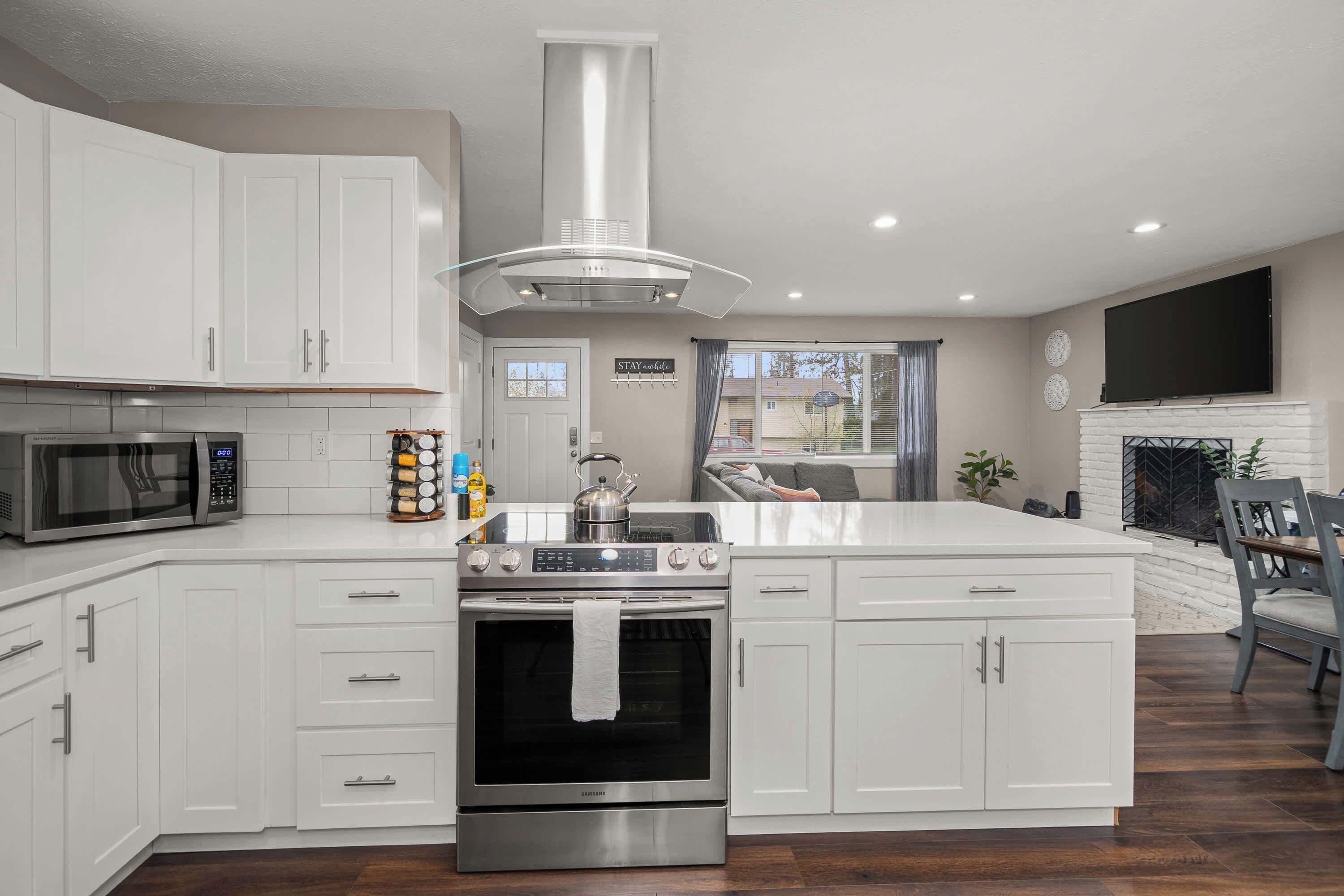 Coffee/tea maker, fridge, microwave, oven