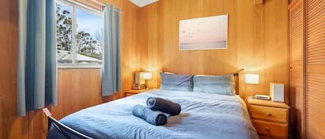 5 bedrooms, iron/ironing board, internet, bed sheets