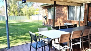 تناول الطعام بالخارج