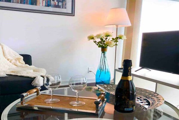 Interior - Deep Cleaned Condo at Union St + FREE PARKING (Toronto)