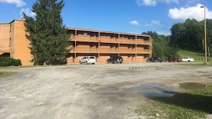 Un edificio a più piani con un parcheggio di fronte.