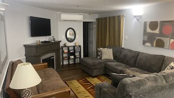 Televisión y chimenea