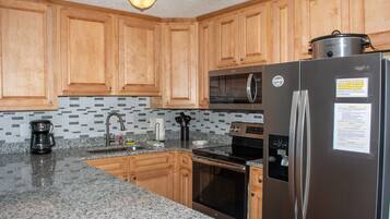 Refrigerador, microondas, horno y utensilios de cocina