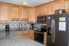 Kühlschrank, Mikrowelle, Ofen, Kochgeschirr/Geschirr/Besteck