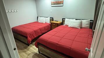 3 habitaciones, escritorio, tabla de planchar con plancha y wifi gratis