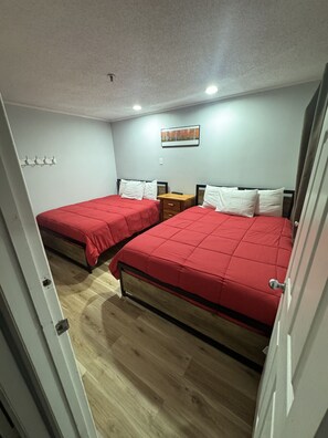 3 bedrooms, desk, iron/ironing board, free WiFi