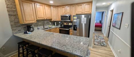 Frigorífico, microondas, horno y utensilios de cocina