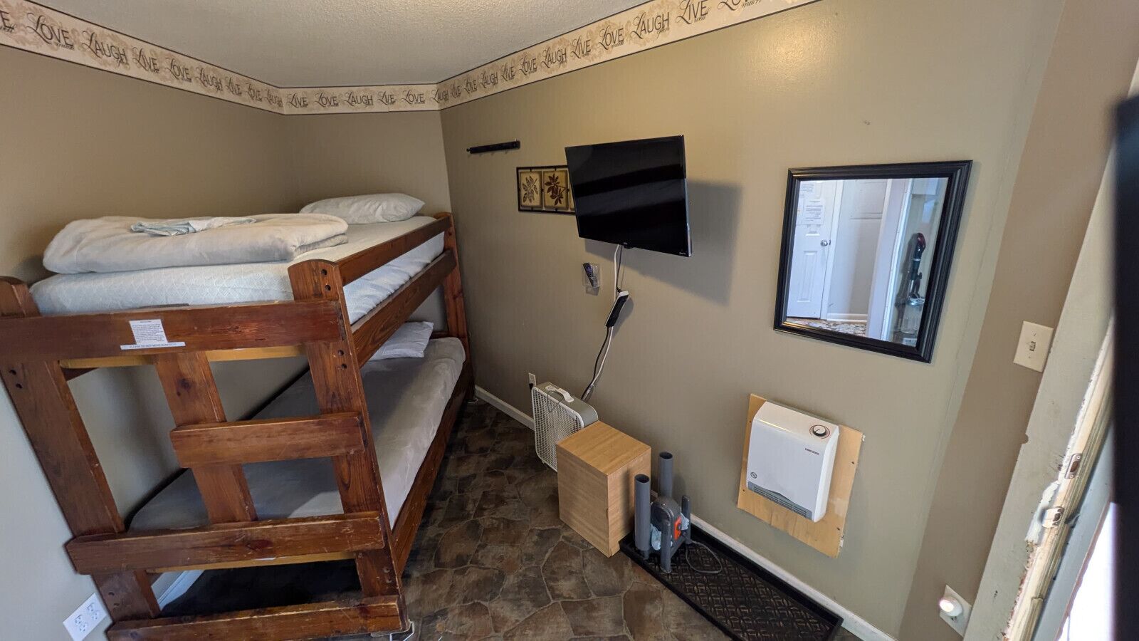 3 bedrooms, desk, iron/ironing board, free WiFi