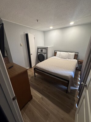 3 bedrooms, desk, iron/ironing board, WiFi