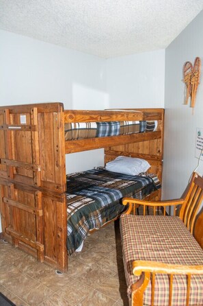 3 habitaciones, escritorio, tabla de planchar con plancha y wifi