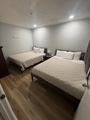 3 室のベッドルーム、デスク、アイロン / アイロン台、WiFi