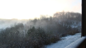 Une vue d’un paysage enneigé avec un sentier qui le traverse.