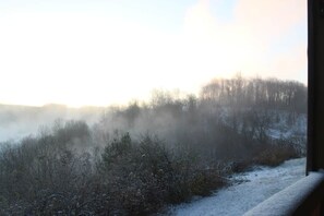 Ein Blick auf eine verschneite Landschaft, eine Schneedecke erstreckt sich über einen Weg.