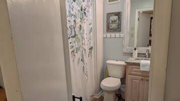 SĂšche-cheveux, serviettes fournies